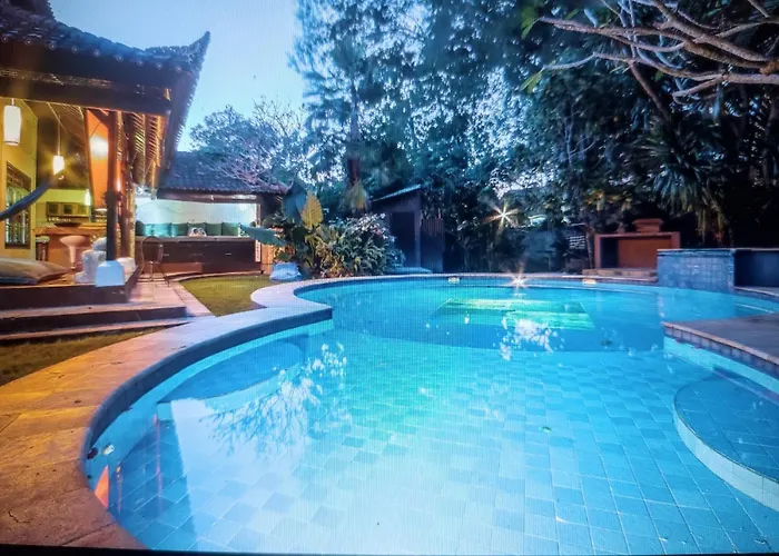 Blue - 4br Authentic And Atypical In With Pool And Pool Table