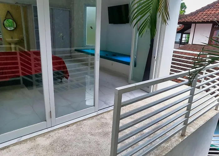 Blue - 4br Authentic And Atypical In With Pool And Pool Table